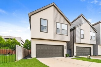 Building Photo - 305 N Centro Cir