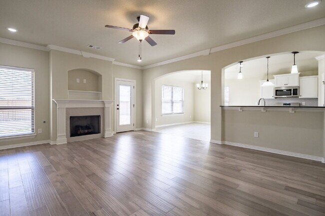 Building Photo - 921 Sassafras Ln