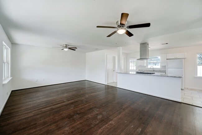 Building Photo - 2534 Roy Cir