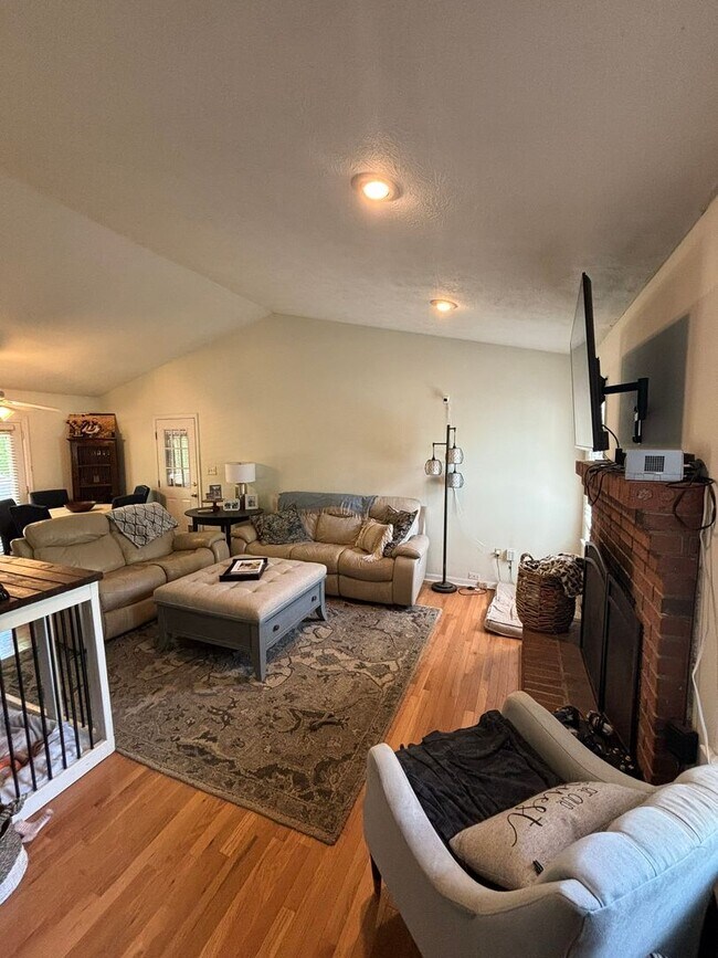 Building Photo - Charming Eastside Home, Available July