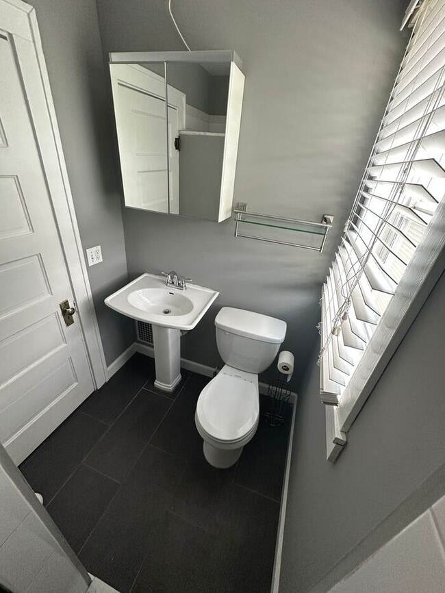 Building Photo - Perfect location - beautifully updated 2 bed!
