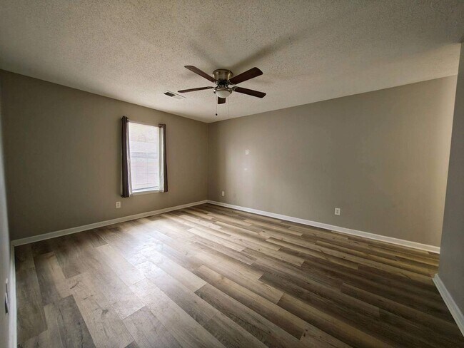 Building Photo - Newly Renovated Home In Frayser - Open To Section 8