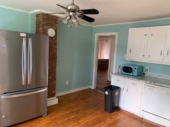 Building Photo - Cozy Cottage, Small Town Charm