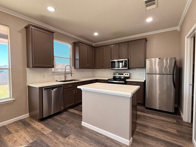 Foto del edificio - RENT REDUCTION - AVAILABLE NOW!