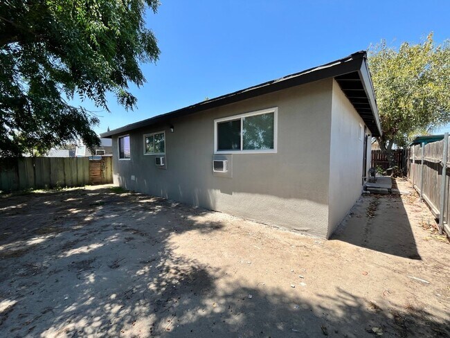 Foto del edificio - 515 Ramona Ave N