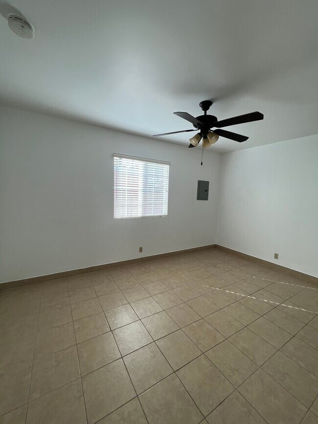 Building Photo - 2 Bed 1 Bath Front House In South Gate
