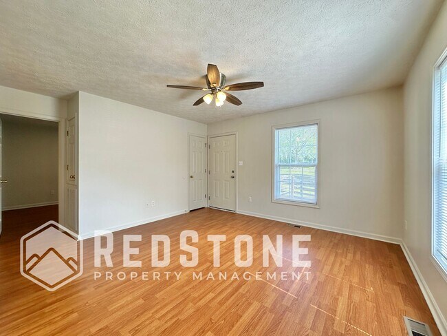 Building Photo - 2 Bedroom  1 Bath - Duplex
