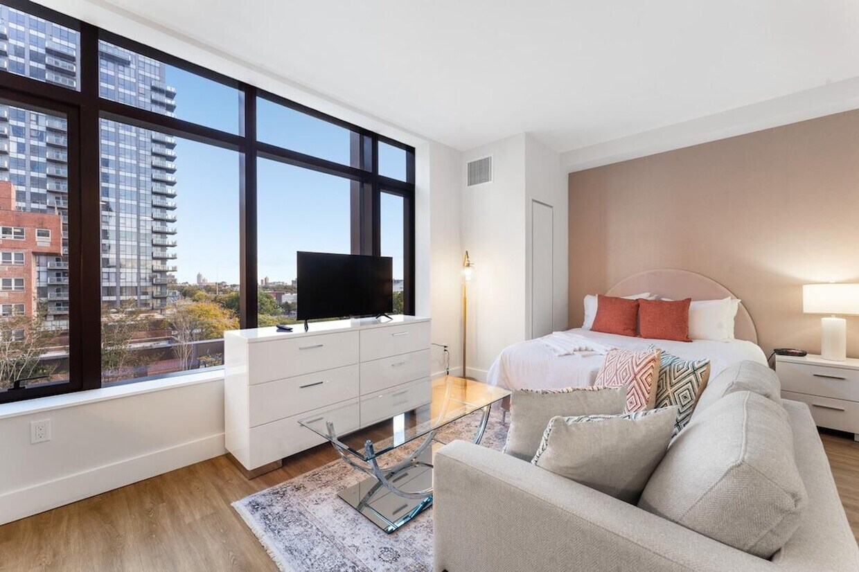 Foto principal - 2266 Cropsey Ave