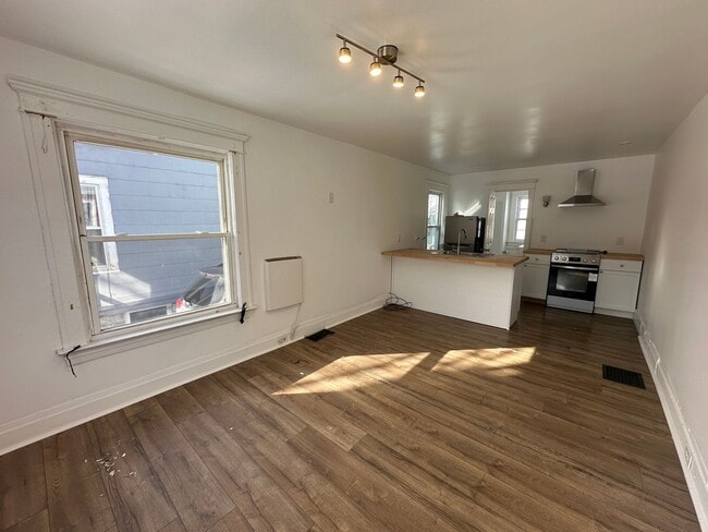 Building Photo - 260 Morgan St