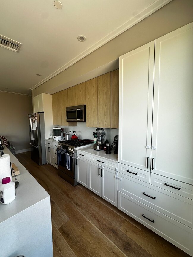Foto del edificio - Spacious 2 Bed, 2 Bath Luxury Condo with D...