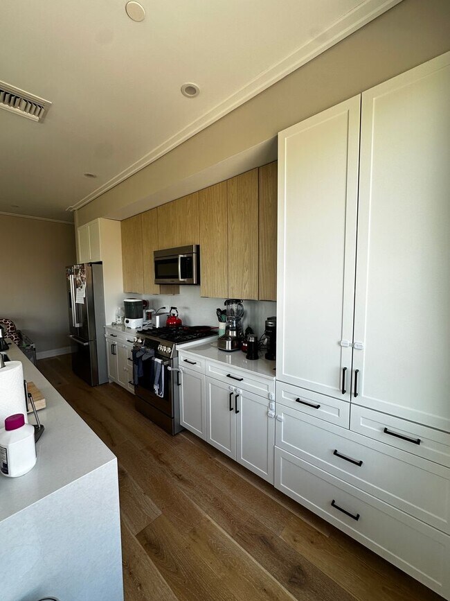 Building Photo - Spacious 2 Bed, 2 Bath Luxury Condo with Downtown Boston Views