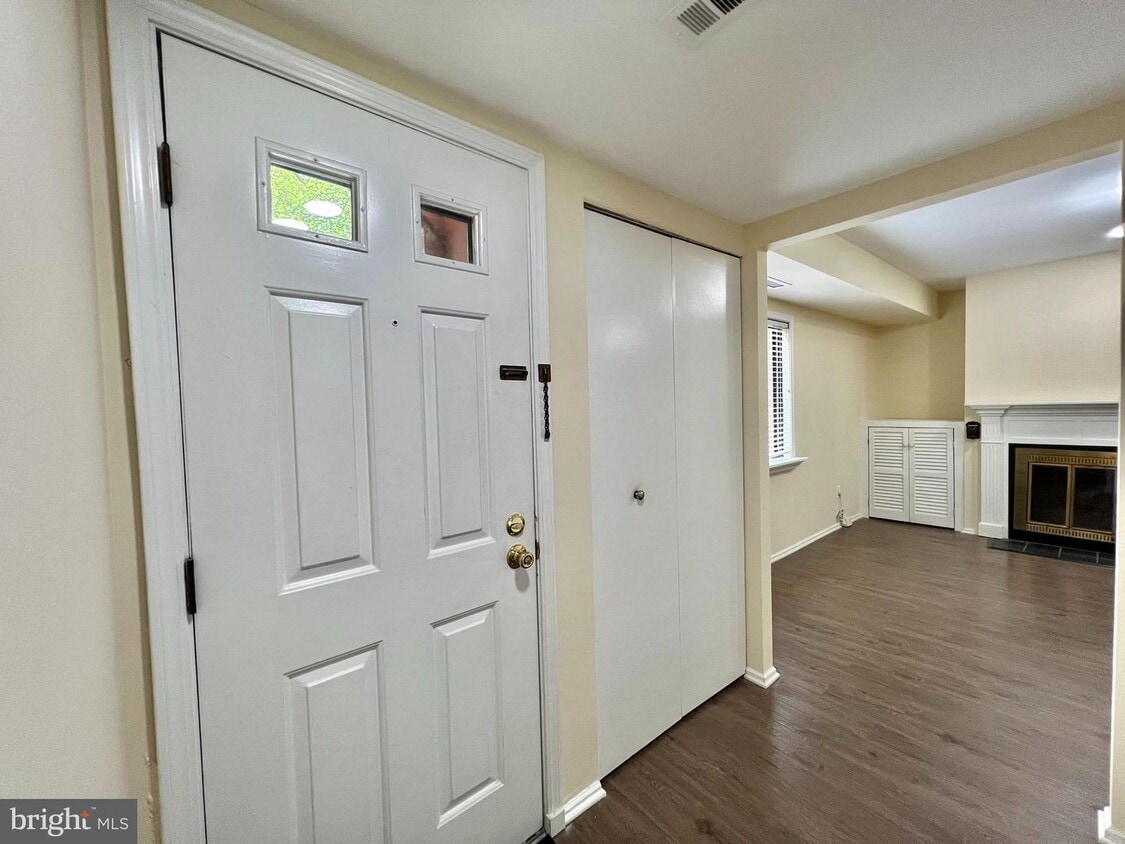 Primary Photo - 302 Worthington Dr