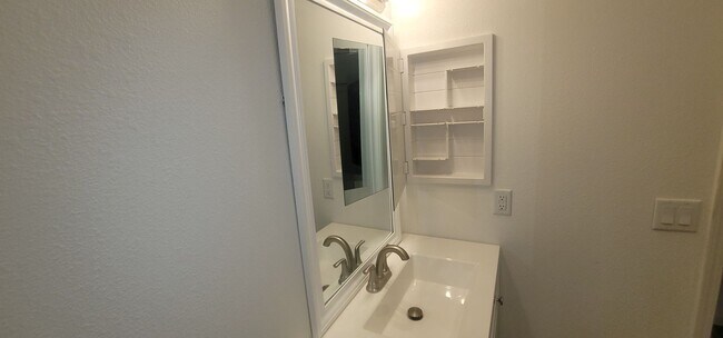 Building Photo - 2br2ba Condo