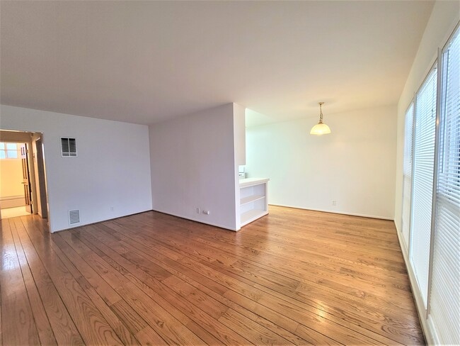 Building Photo - 218 S Gale Dr