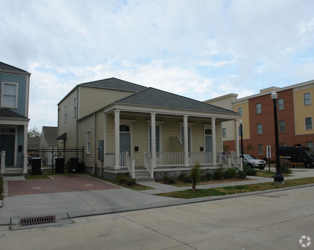 Building Photo - 850 Adele Dr