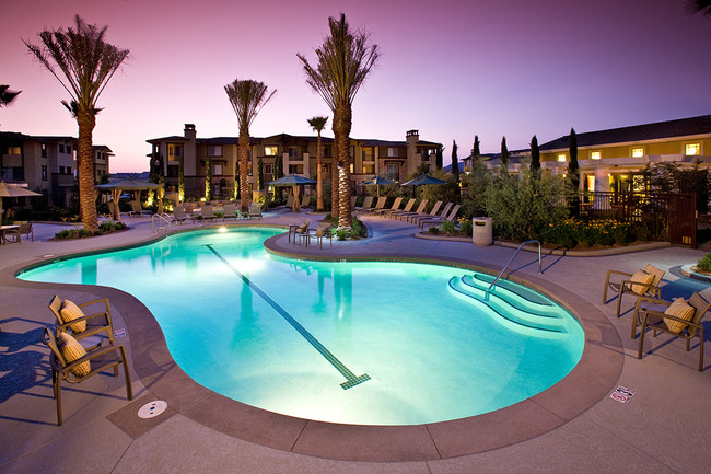 Disfruta de un baño en la piscina al atardecer - Dakota Apartments