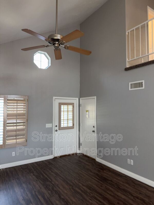 Building Photo - 441 S Maple