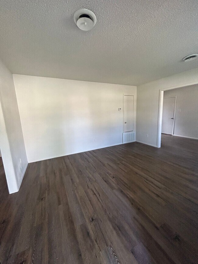 Foto del edificio - *MOVE IN SPECIAL $1,800.00*