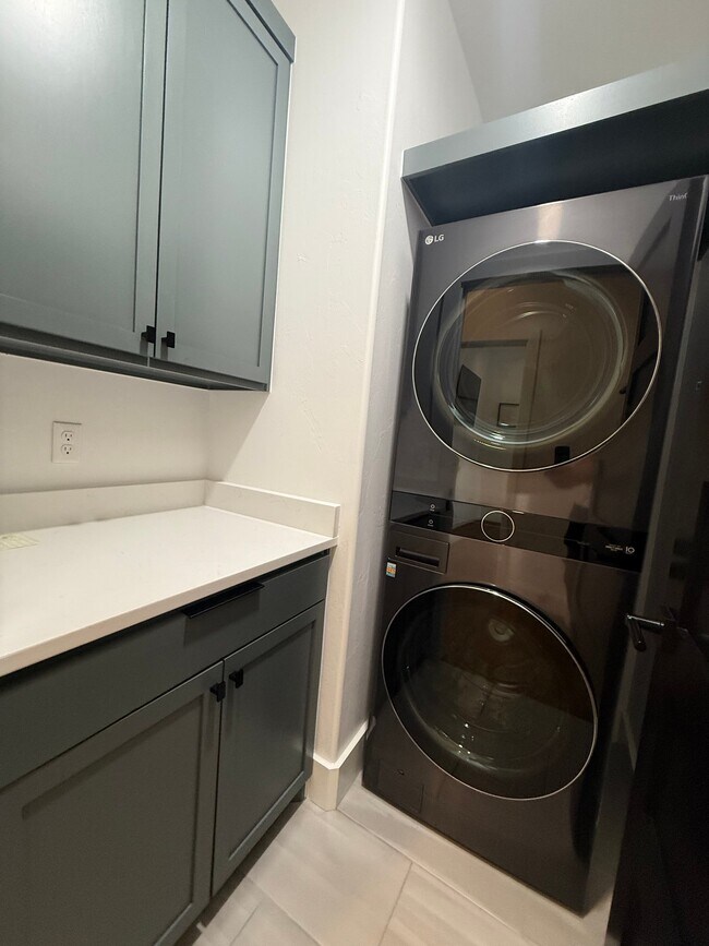 Foto del edificio - 1921 Runway Blvd