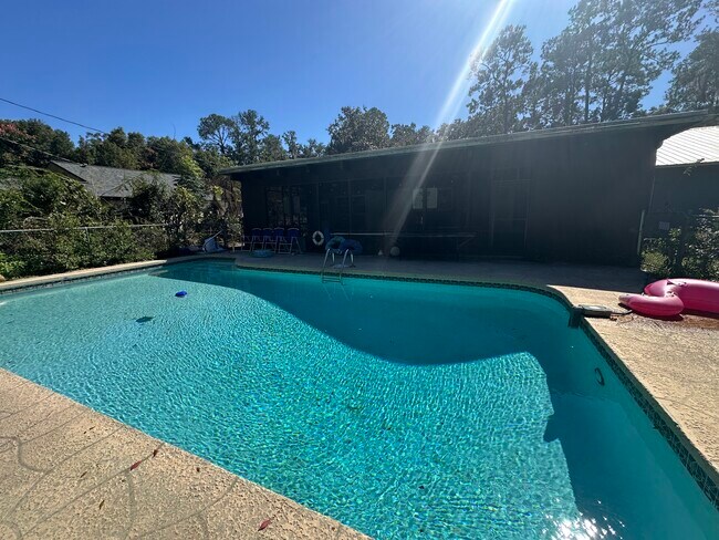 Piscina - 1536 NW 7th Ave