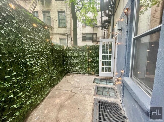 Building Photo - Hudson Street