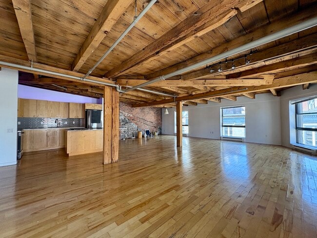 Building Photo - 358 Rue Saint-Pierre