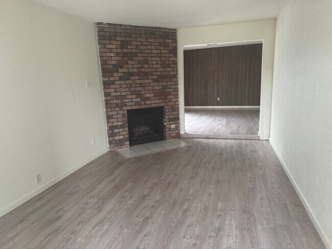 Foto del edificio - 3325-3327 Jayanne Way