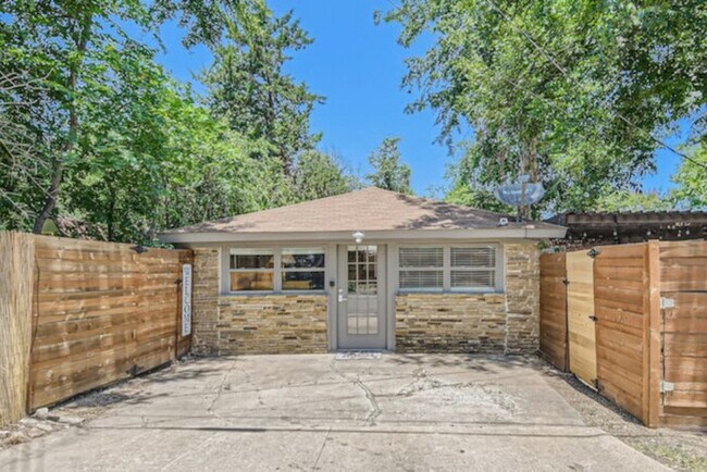 Building Photo - Cozy, Eclectic, Quiet Studio! Walk to the ...