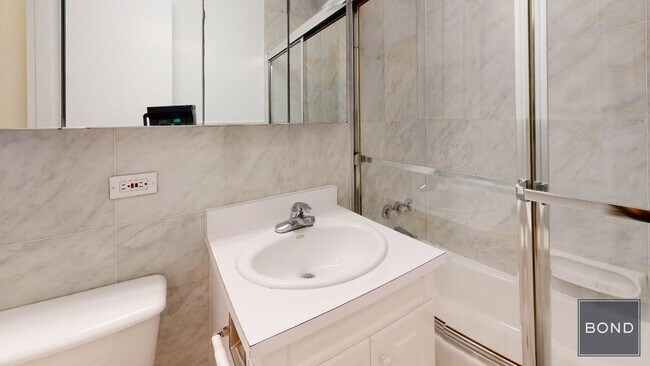 Foto del edificio - 305 W 13th St