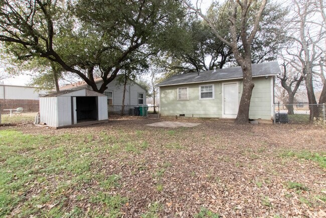 Building Photo - 2506 N Elm St