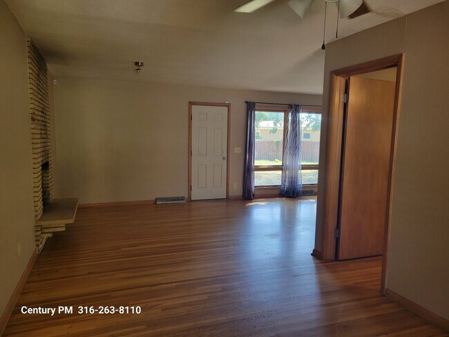 Foto del edificio - 2440 N Clarence Ave