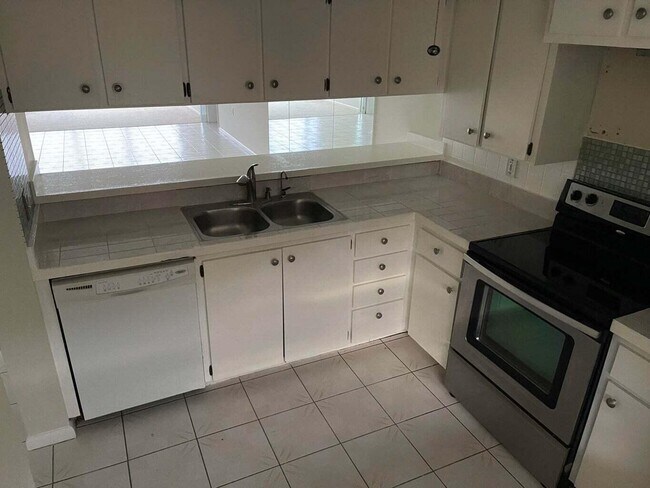 Foto del edificio - 3710 Whitehall Dr