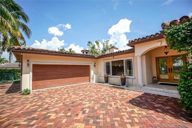 Building Photo - 2601 Barcelona Dr