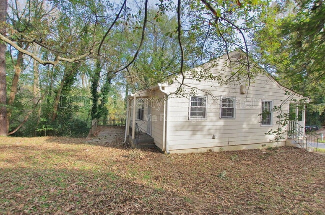 Photo - 892 Midway St SE House