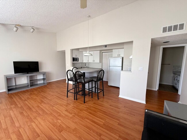 Foto del edificio - Renovated 4BR/2BA 3rd-Floor Condo – Minutes to UF, Shands & VA | University Commons