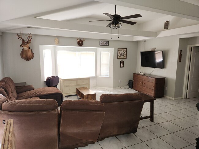 Sala de estar #2 - 408 SE 16th St