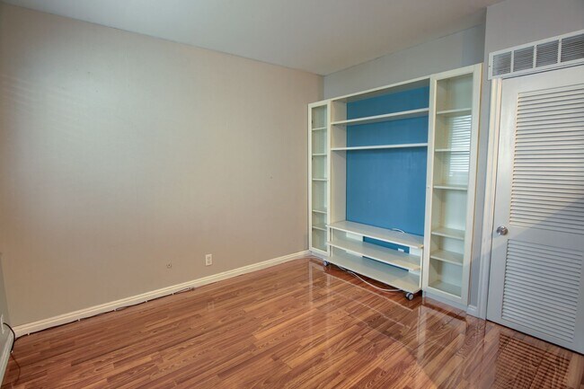 Foto del edificio - Stunning Condo Unit In Prime Location!