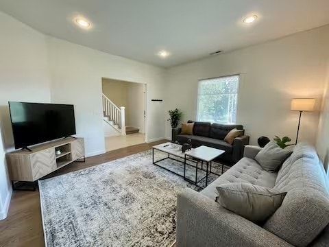 Foto principal - 718 W Spofford Ave