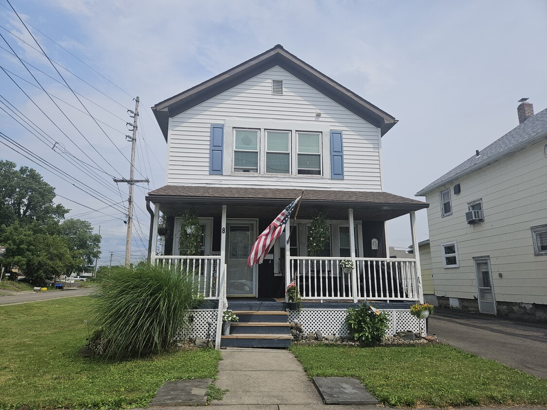 Primary Photo - 8 N Oak Ave