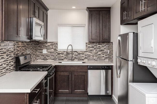 2BR, 1BA - 800 SF - 909 W Beach Ave
