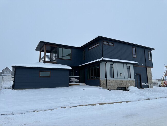 Photo du bâtiment - Modern 3-Bed, 2.5-Bath Home on Alpine Ave ...