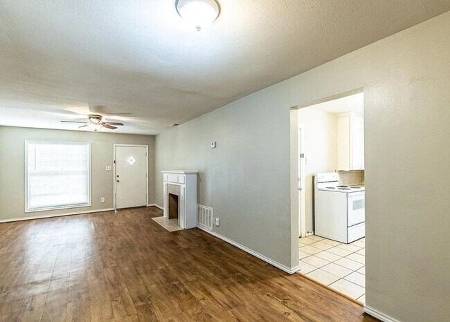 Foto del edificio - MOVE IN SPECIAL! Charming 3 Bedroom with Character!