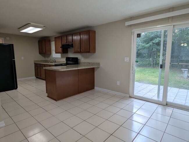 Foto del edificio - NOW AVAILABLE!! 3/2 House Located in quiet...