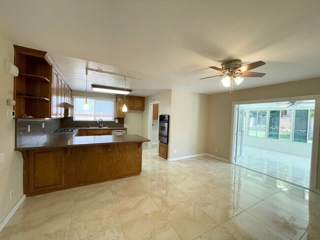Foto del edificio - Stunning 4+2 West Hills Home Completely Redone!