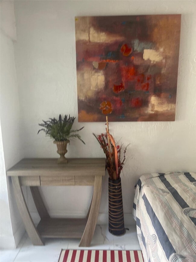 Building Photo - 408 SW 68th Ave