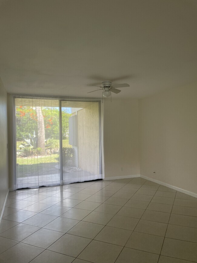 Foto del edificio - 5661 Riverside Dr