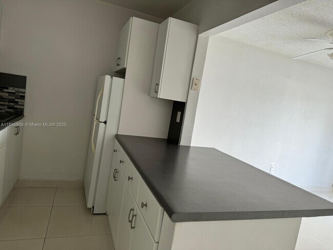 Foto del edificio - 5731 NW 37th St