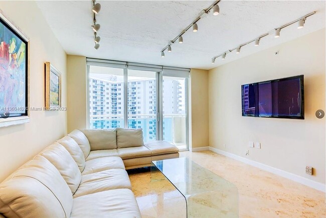 Foto del edificio - 3000 S Ocean Dr