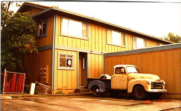 Building Photo - 924 Civic Center Dr