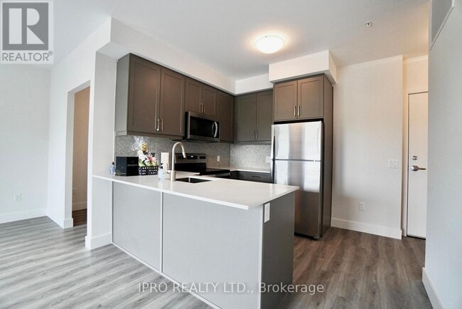 Photo du bâtiment - 1000-1000 Lackner Blvd